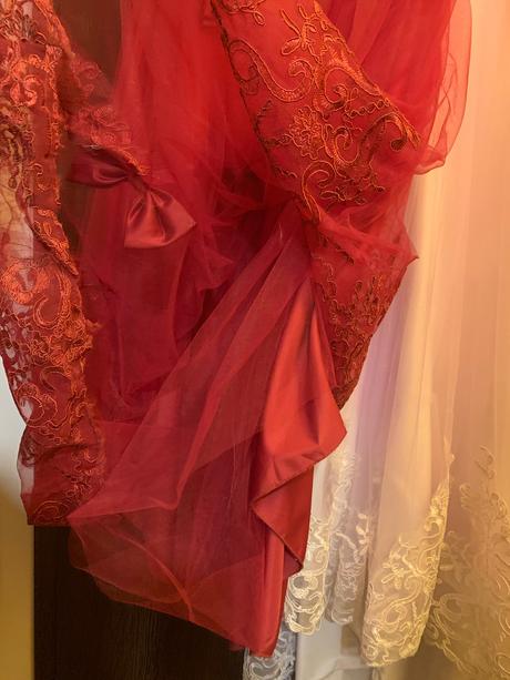 Šaty na svadbu s doplnkami, 128