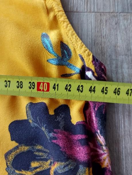 Žlté šaty s ružičkami, 40