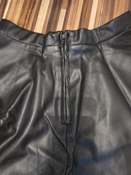 Sukňa z umelej kože, 134