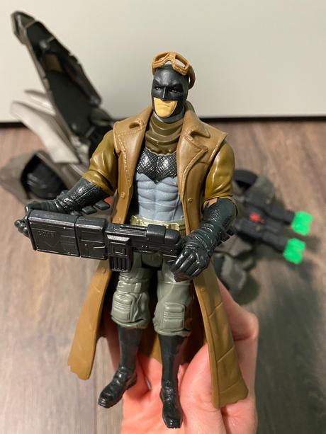 Batman v kabáte + okuliare + zbraň, 