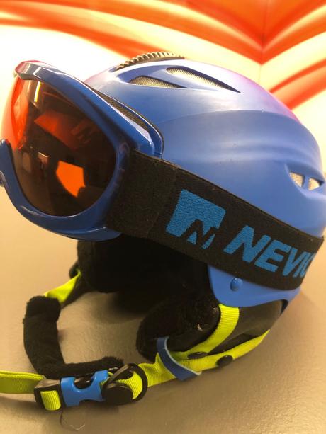 Nevica lyžiarska prilba a okuliare, s