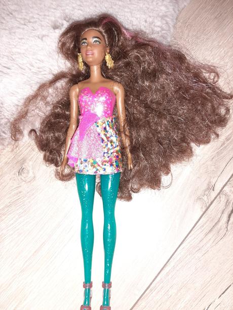 Barbie color bábika, 