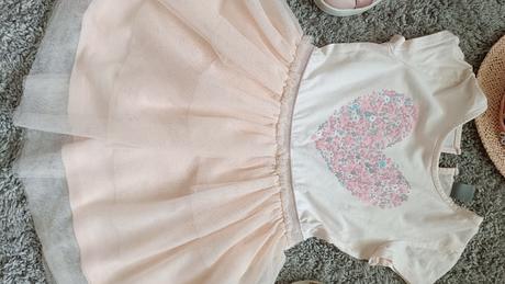 Komplet šaty + klobúk + ( tenisky alebo sandále), 104–116