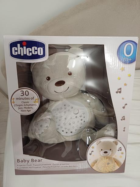 Macko chicco hrajúci s projektom, 