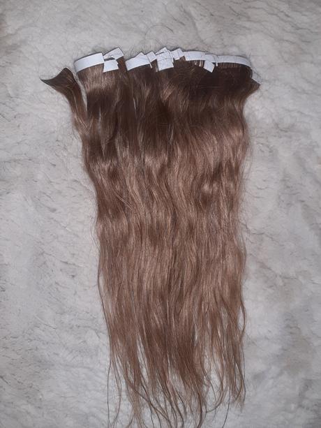 Tape in vlasy indicke pásky su už nalepené,