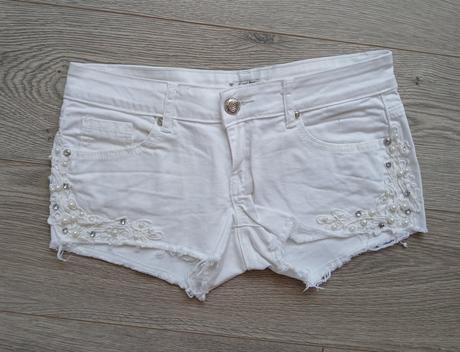 Biele sortky s perlickami, dromedar,l