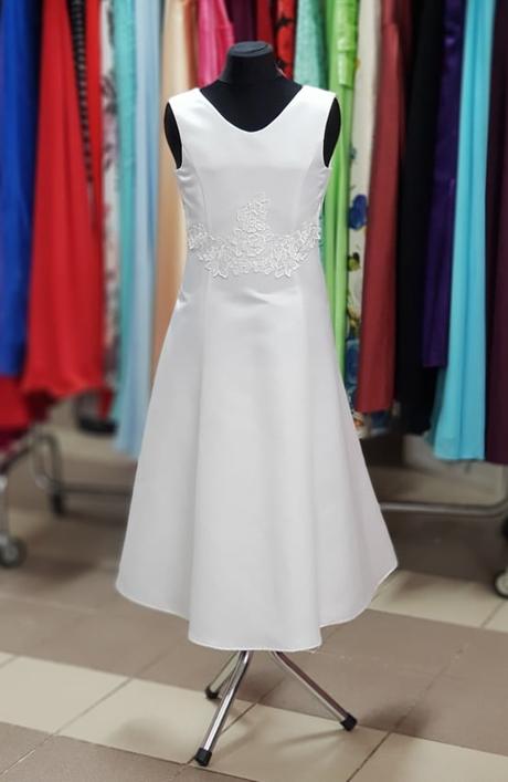 Šaty sú na viazanie, je možnosť pridať spodnicu. p, 146