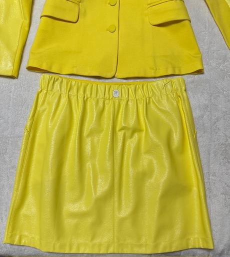 Nádherný kombinovaný žltý sukňový kostým magenta, l / m