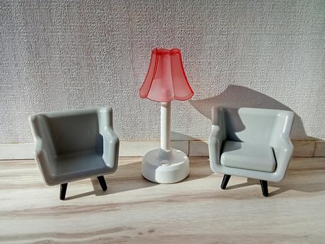 Drevený nábytok pre bábiky s 2 bábikami a mačkami, 