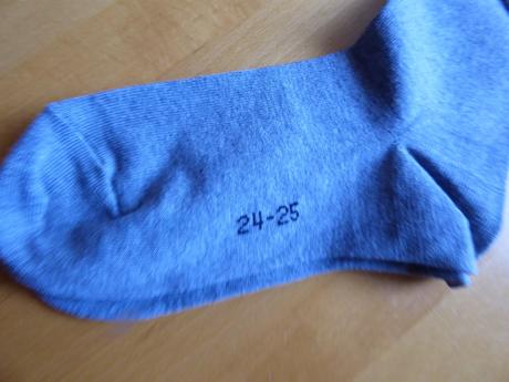 Šedé podkolienky, 25