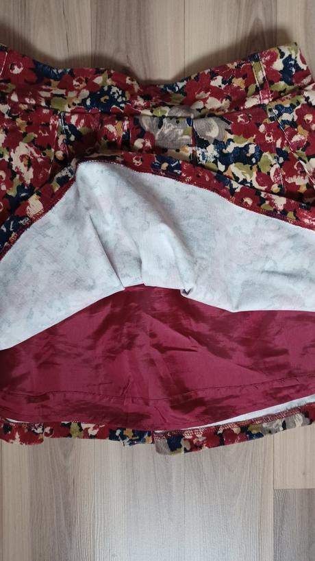 Kvetovaná menžestrová sukňa, 34
