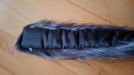 Mohutny kozusinovy golier, 