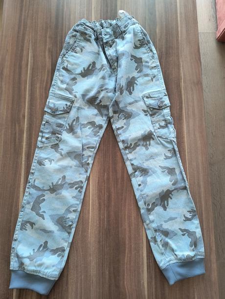 Kvalitné nohavice pre fesaka, 152