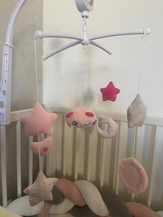 Kolotoč nad postieľku,