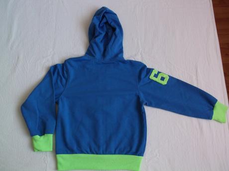 - mikina s kapucnou, 110