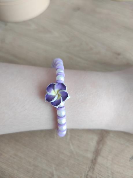 Handmade náramok s kvetinkou a perličkami,