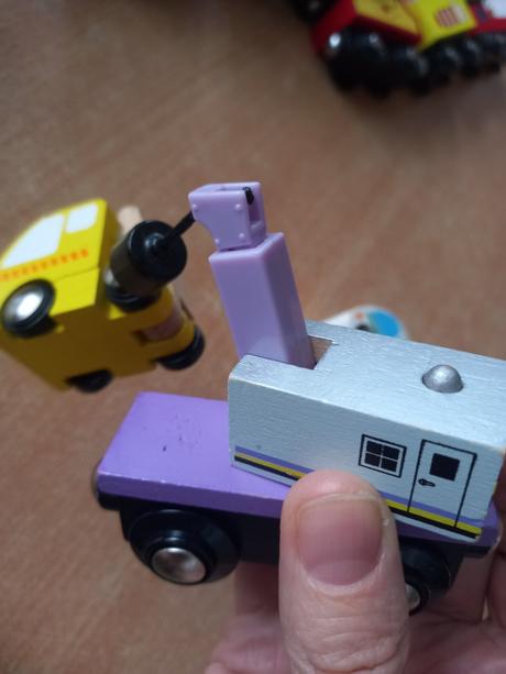 Drevený žeriav s magnetom a autá na koľajnice, 