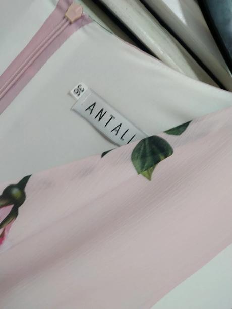 Kvetinové spoločenské šaty, s