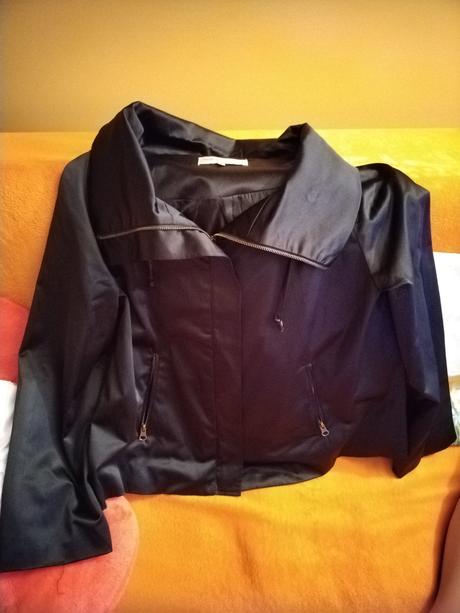 Saténová bunda, 42