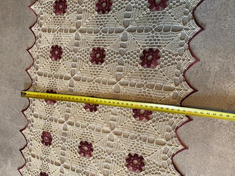 Hackovane prestieranie/obrus s bordovym detailom, 