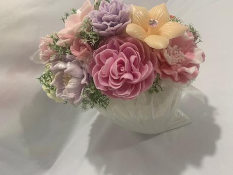 Mydlova kytica vo váze z mušle, 