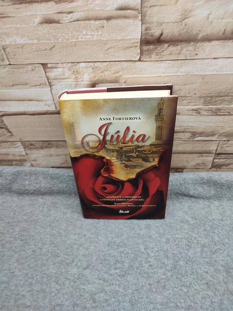 Júlia - anne fortierová,