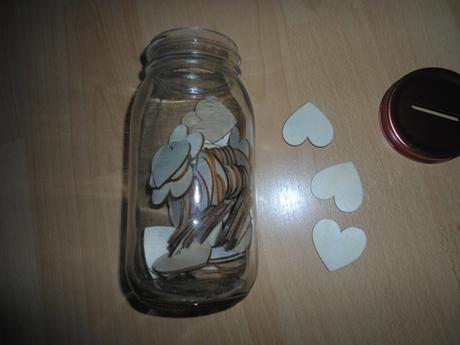 60ks drevennych srdiečok v sklennom pohári, 