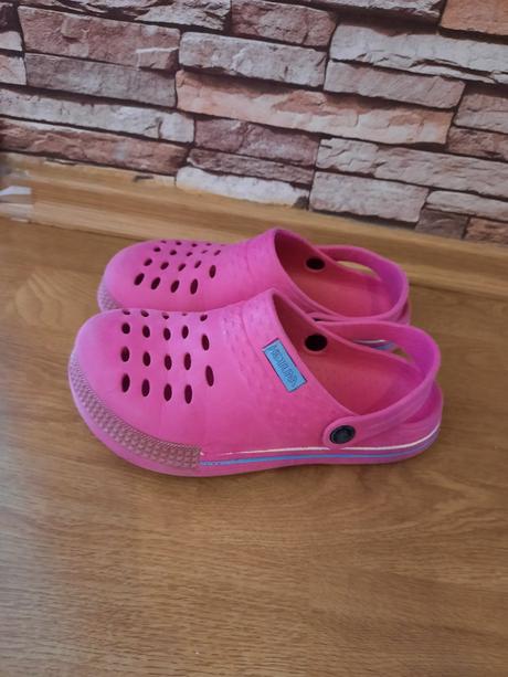 Crocs, 33