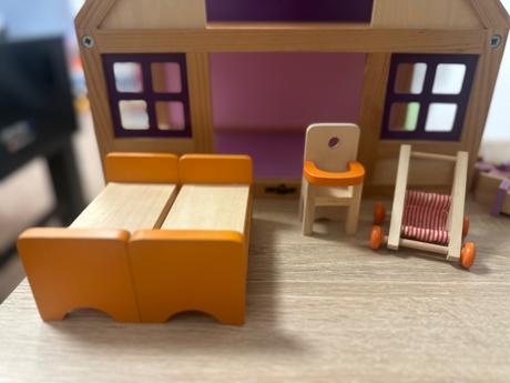 Zariadený drevený domček + 7 ks drevených bábik, 