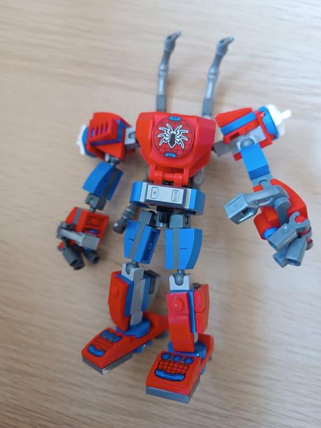 Lego marvel 76146 spidermanov robot,