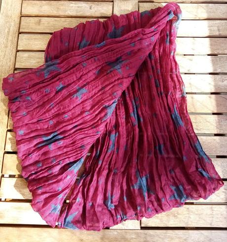 Bordová šatka s tmavomodrými hviezdami a riasením,