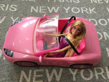 Babika barbie a auto,