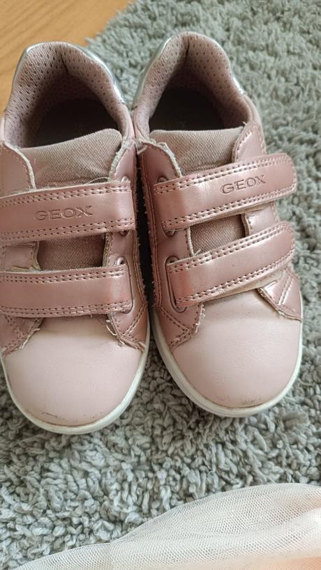 Komplet šaty + klobúk + ( tenisky alebo sandále), 104–116