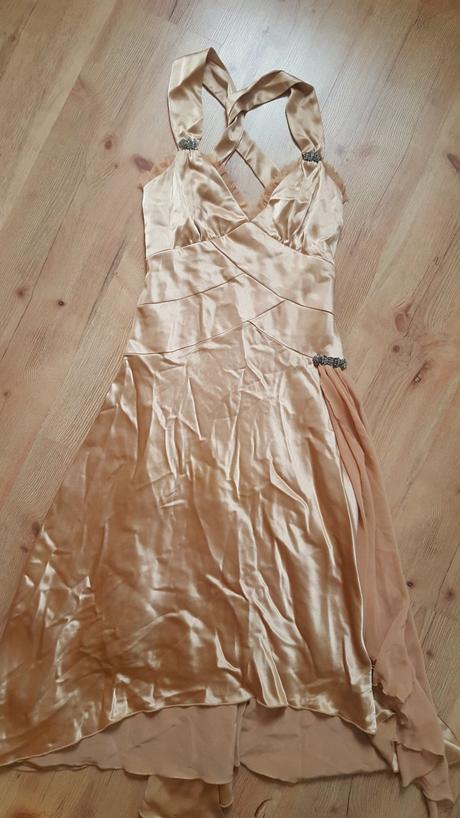 Zlaté spoločenské šaty, 34