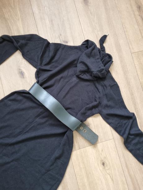 Tenšie čierne pletené šaty s kapucňou m + 2 opasky, m