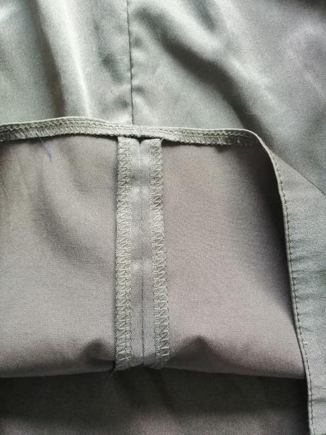 Zaujímavé sivé pružné šaty s kvetom vl, l