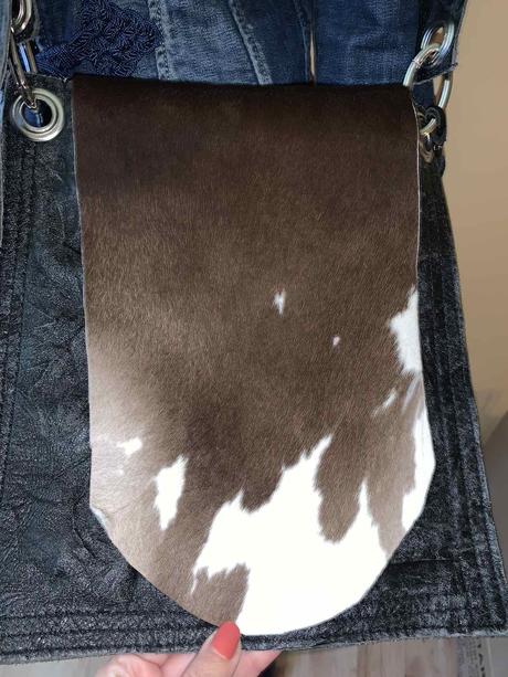 Kožená crossbody kabelka s kravskou srsťou,