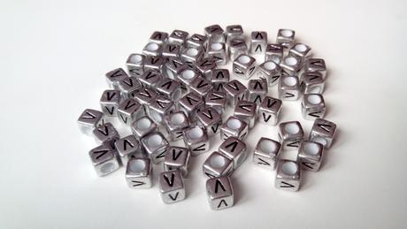 Písmenka strieborné v, 