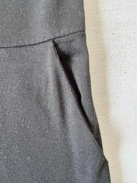 Šaty s vreckami a čipkovanými rukávmi, s