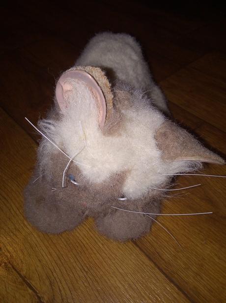 Interaktivna mačička mrauci, pradie, hybe nohami, 