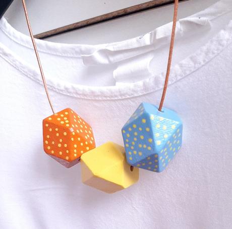 Drevený náhrdelník oranž,