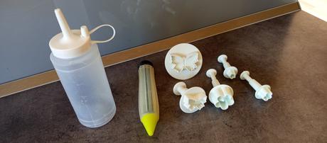 5 formičiek + 2 tuby darujem k nákupu,