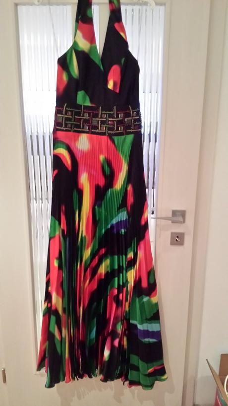 Extravagantne šaty, l