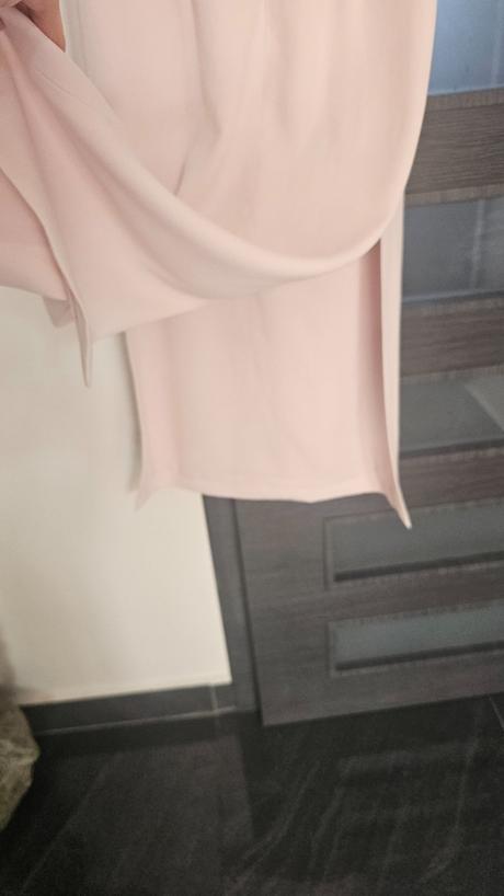 Decentné elegantné bledo ružové midi šaty, s