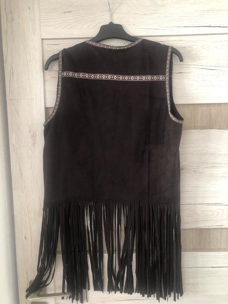 Čierna vesta so strapcami, s