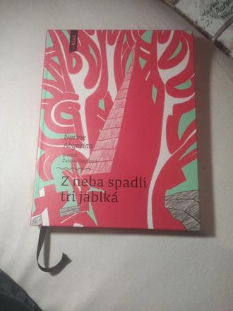 Z neba spadli tri jablká,