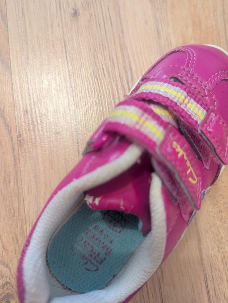 Blikajúce kožené tenisky, clarks,21