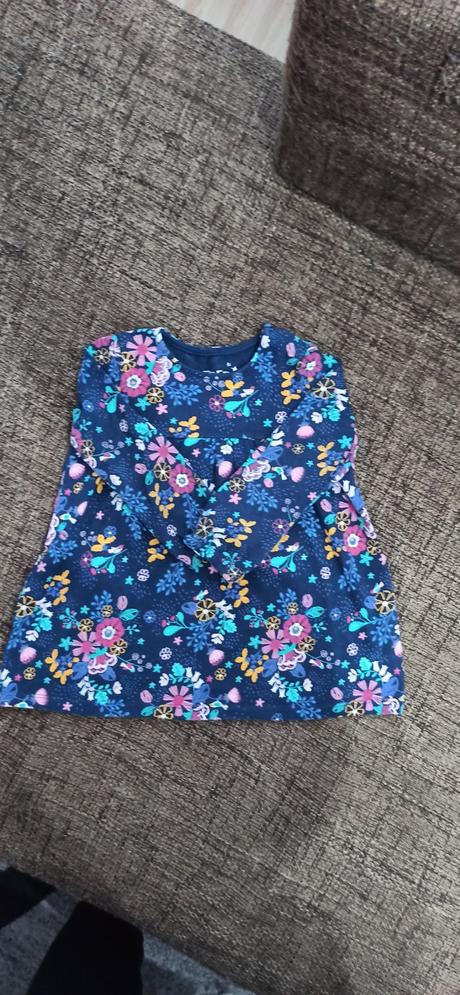 Tmavomodré šaty, 86