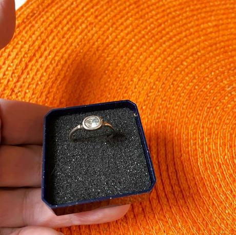 Jemný strieborný prsteň,