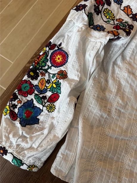 Biela esq košeľa s farebnými výšivkami a balónovým, l